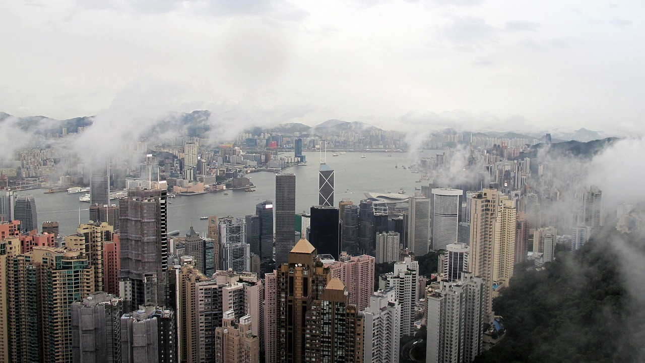 Hongkong spotkał się z nietypowymi warunkami pogodowymi, kiedy było 100 proc. wilgotności powietrza

