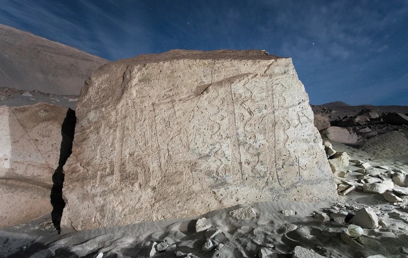 2000 lat temu ktoś wyrył w kamieniu symbole. Naukowcy twierdzą, że to rysunki nie z tego świata